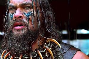 Момоа исполнил роль вождя племени