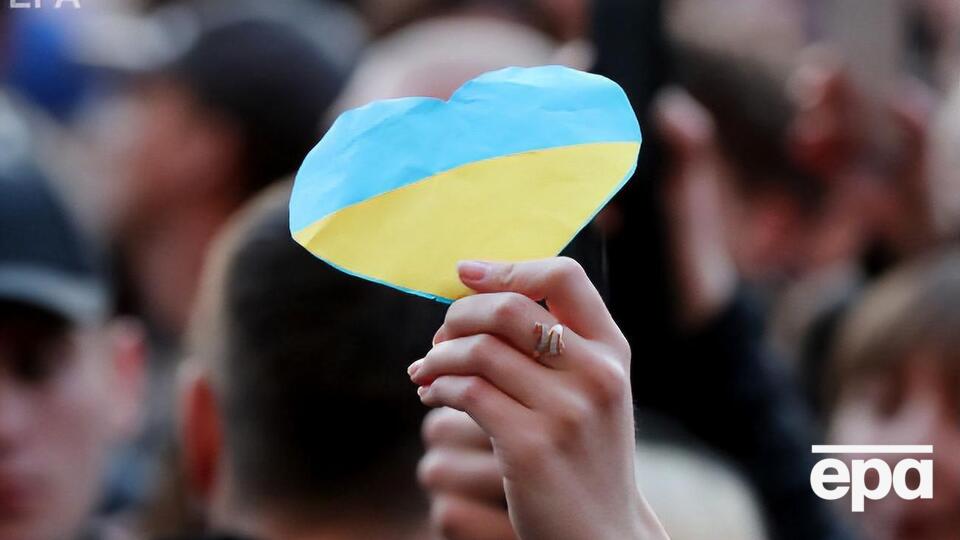Чоловік поглумився над прапором України