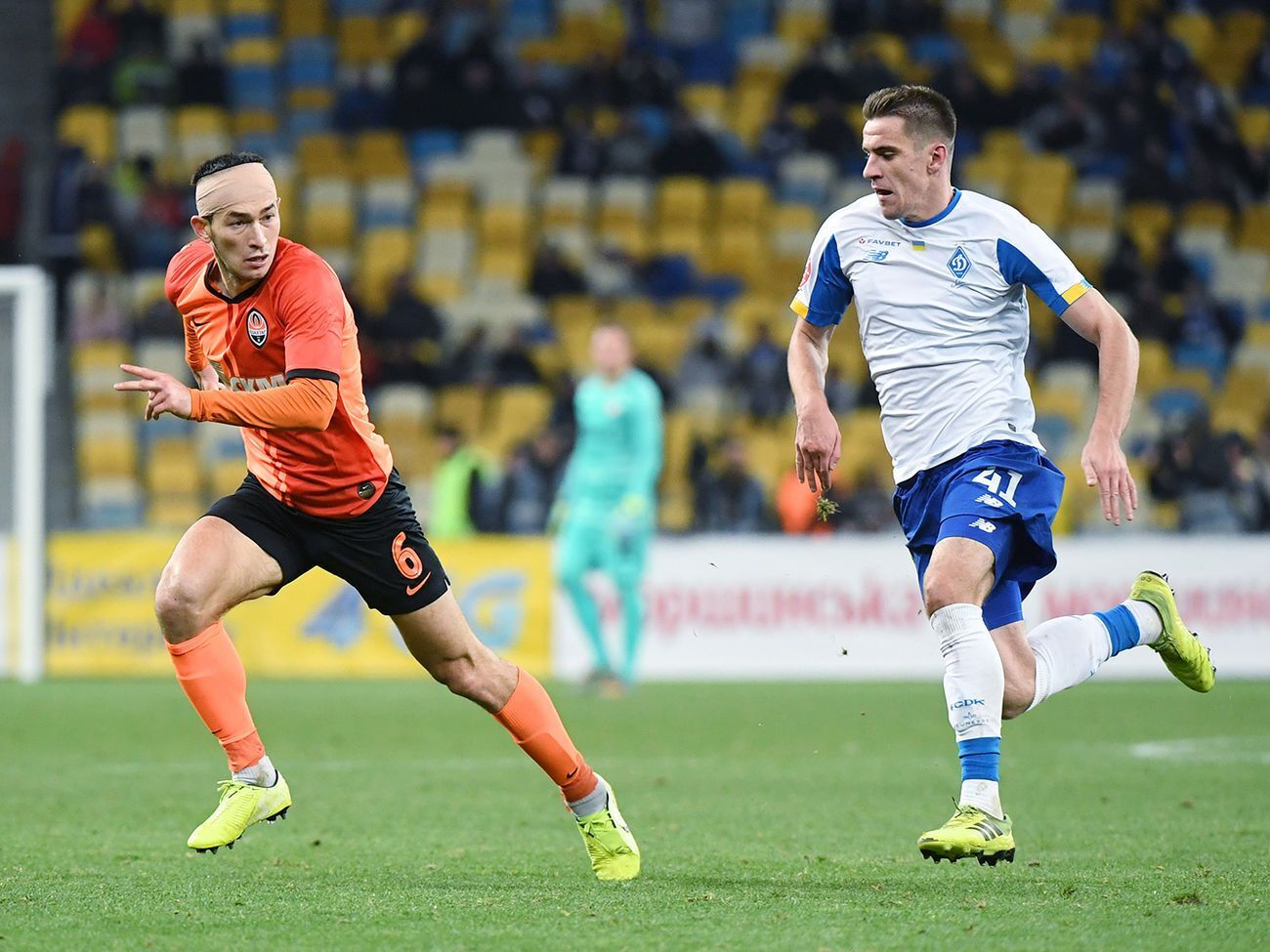 Степаненко (слева) был удален на 94-й минуте матча против "Динамо"