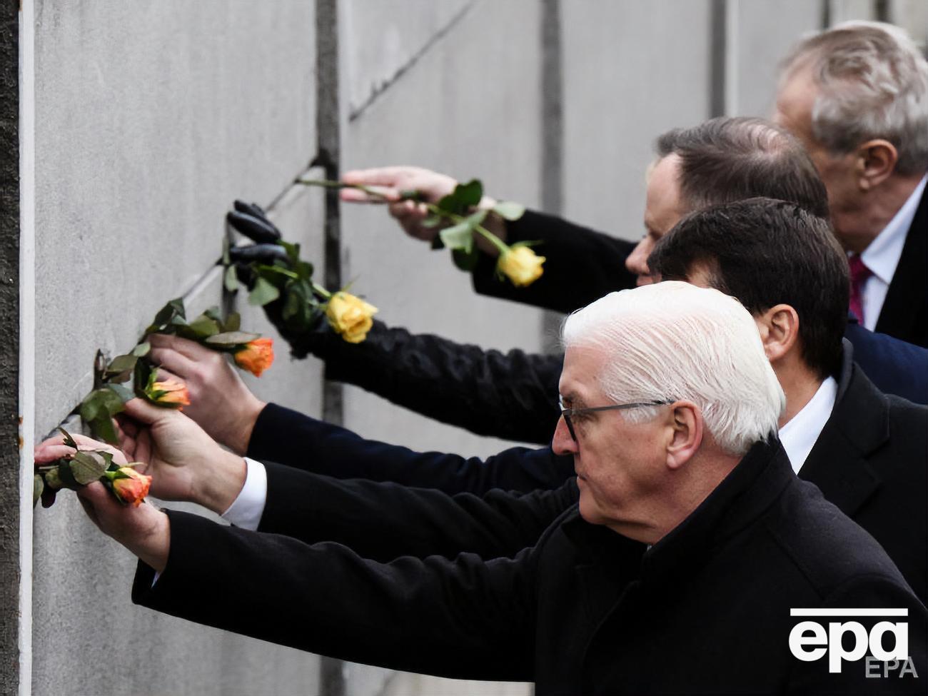 Штайнмаєр і ще три президенти поклали квіти в щілину між бетонними блоками стіни