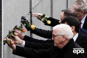 Штайнмаєр і ще три президенти поклали квіти в щілину між бетонними блоками стіни