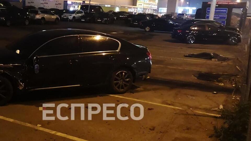 Иномарка вылетела на автостоянку