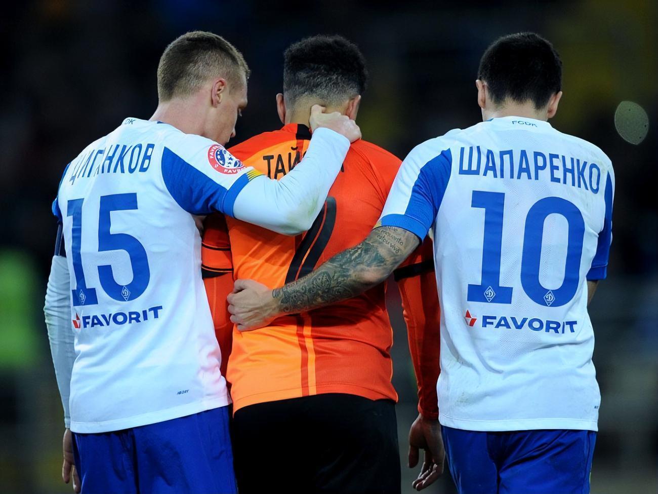 Объектом для оскорблений болельщиков стал Тайсон (на фото в центре) и Дентиньо