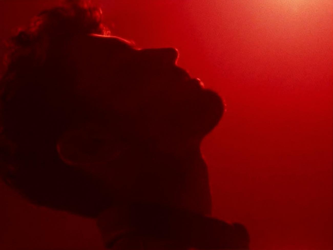 Дункан в кадре появляется исполняющим песню