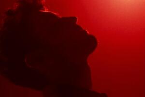 Дункан у кадрі виконує пісню