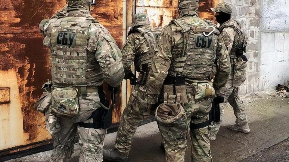 Співробітники СБУ під час обшуків знайшли 35 тонн цигарок