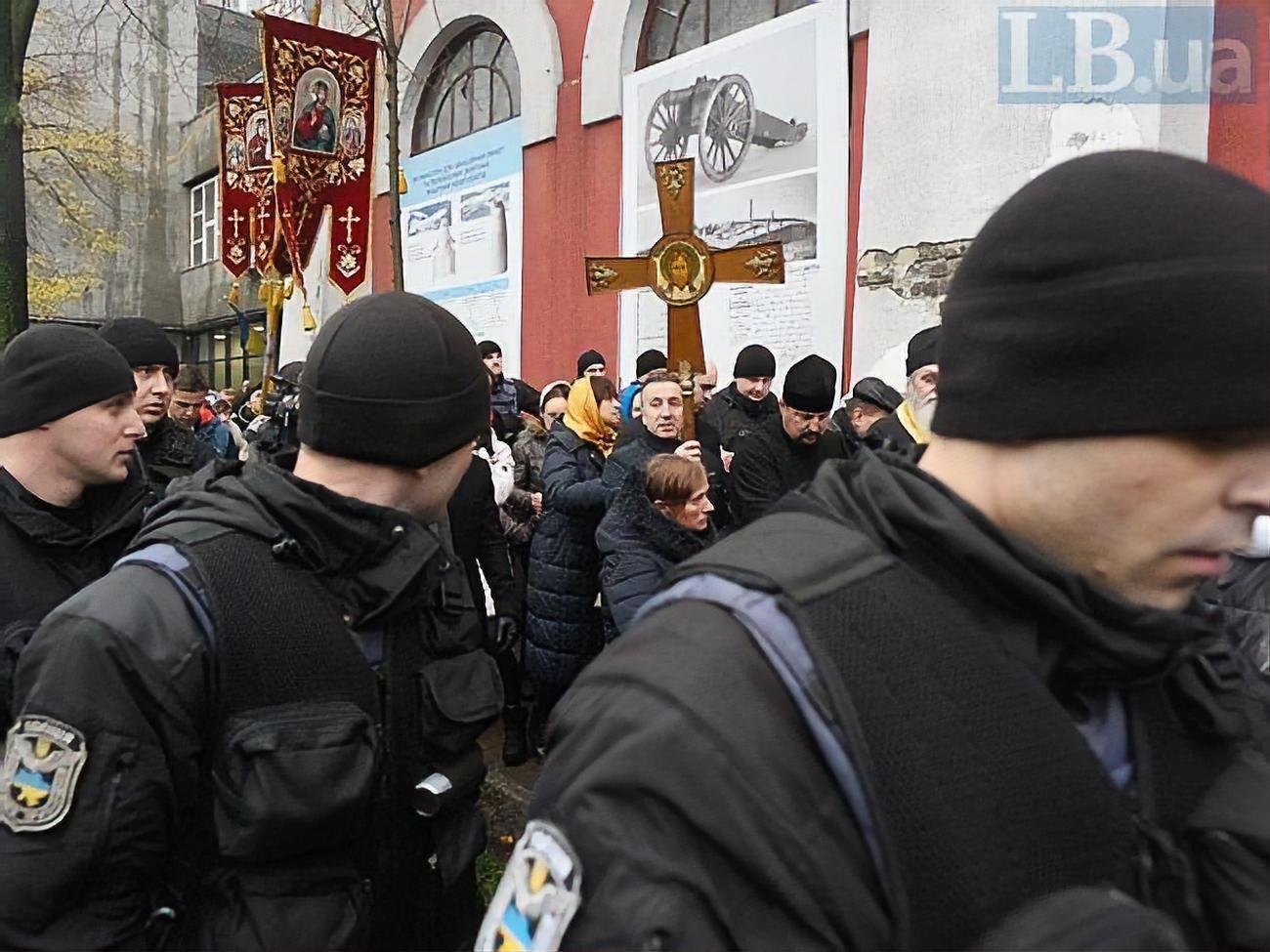 Поліція розбирається із затриманими