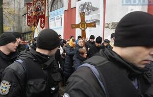 Поліція розбирається із затриманими