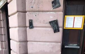 Пять мужчин в балаклавах ночью разбили мемориальную доску