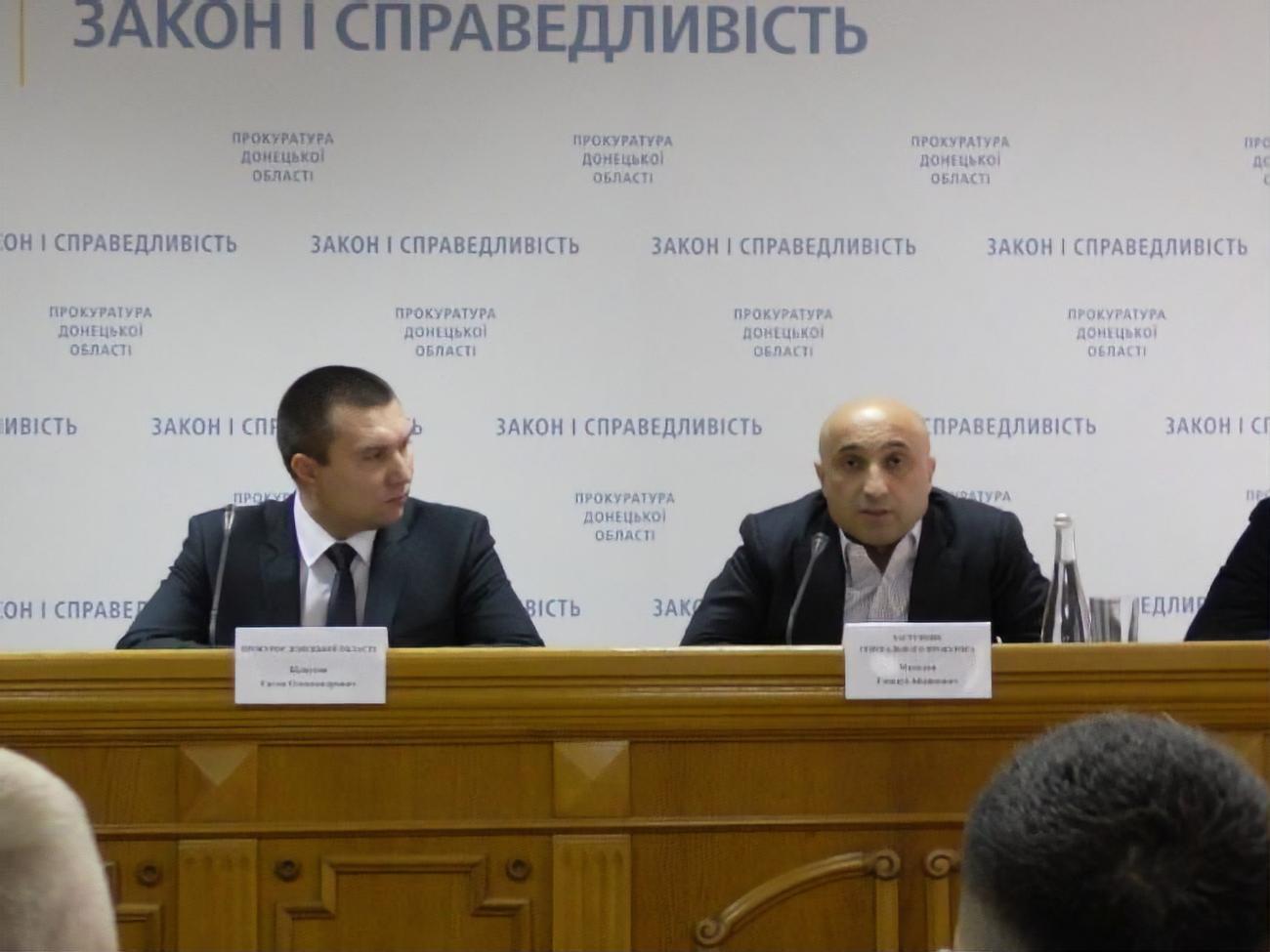 Білоусов (ліворуч) працює в органах прокуратури із 2010 року