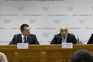 Білоусов (ліворуч) працює в органах прокуратури із 2010 року