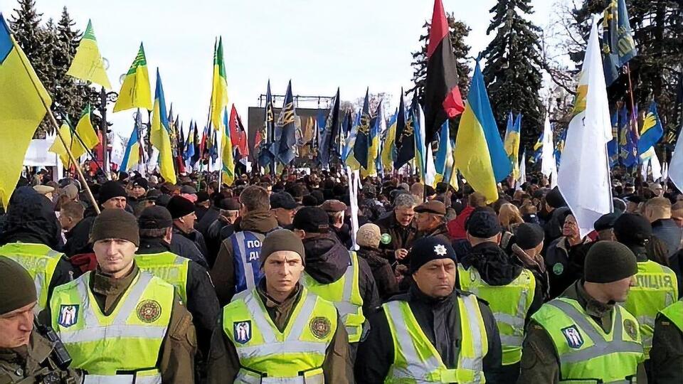 Під Радою проводять два мітинги через відкриття ринку землі. Фоторепортаж