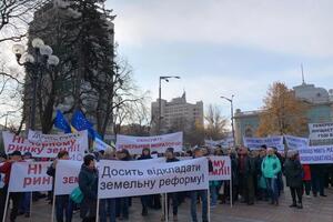 Мораторий на продажу земли действует в Украине с 2002 года. Ожидается, что в ближайшее время Рада отменит его действие