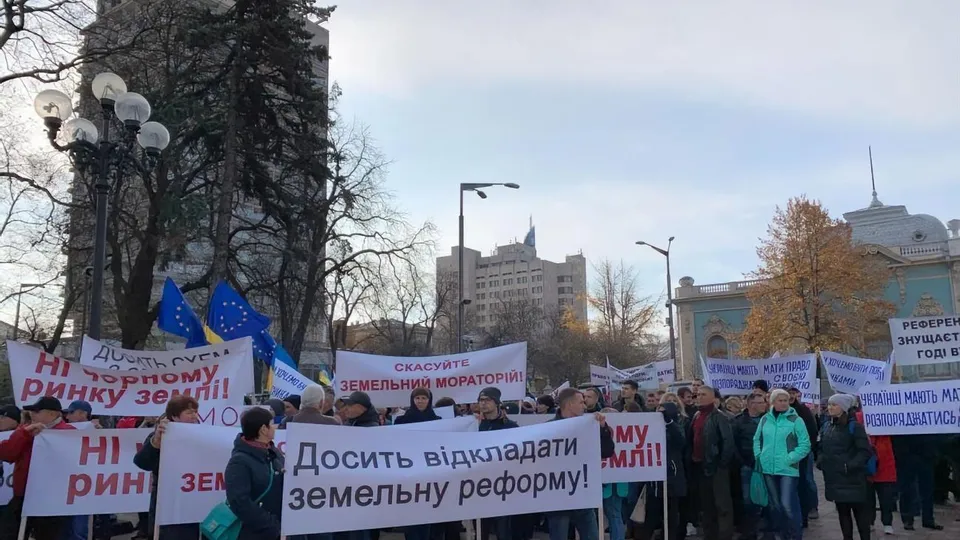 Мораторій на продаж землі діє в Україні з 2002 року. Очікують, що найближчим часом Рада скасує його дію
