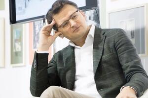 Кулеба: За один стіл мають сісти Зеленський і Орбан