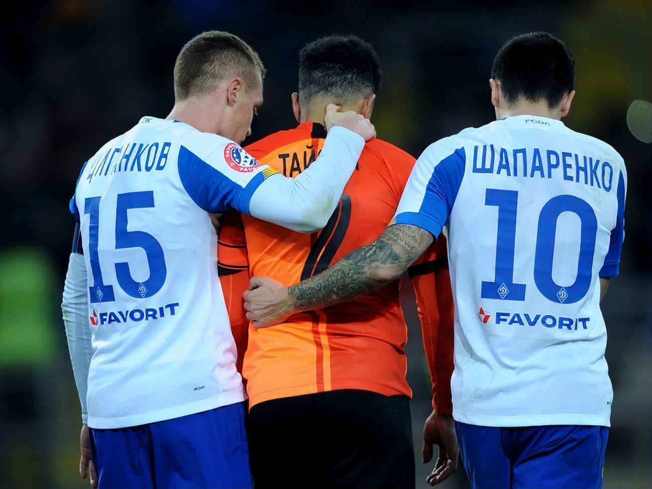 Тайсон (у центрі) покидав поле в сльозах через расистські вигуки