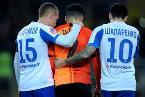 Тайсон (у центрі) покидав поле в сльозах через расистські вигуки