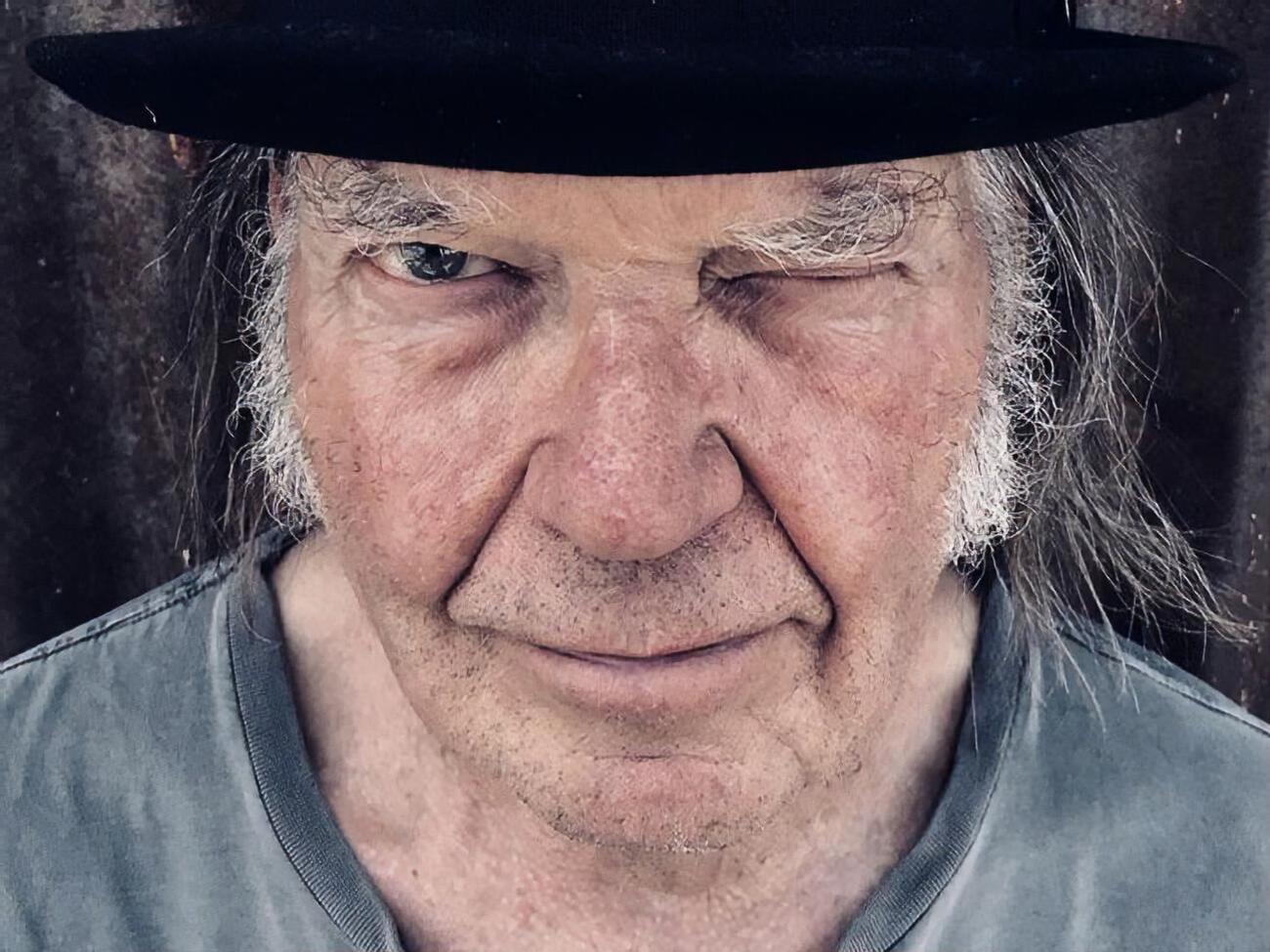 Янг&nbsp;прошел тест на гражданство и должен был дать присягу на верность США