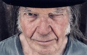 Янг прошел тест на гражданство и должен был дать присягу на верность США