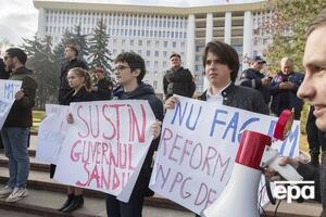 Под парламентом собрались сторонники Санду
