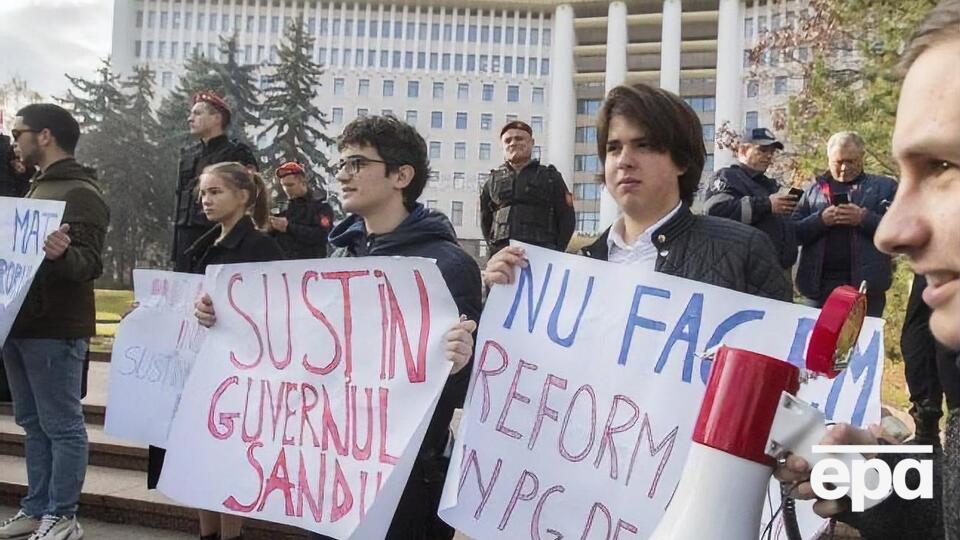 Під парламентом зібралися прибічники Санду