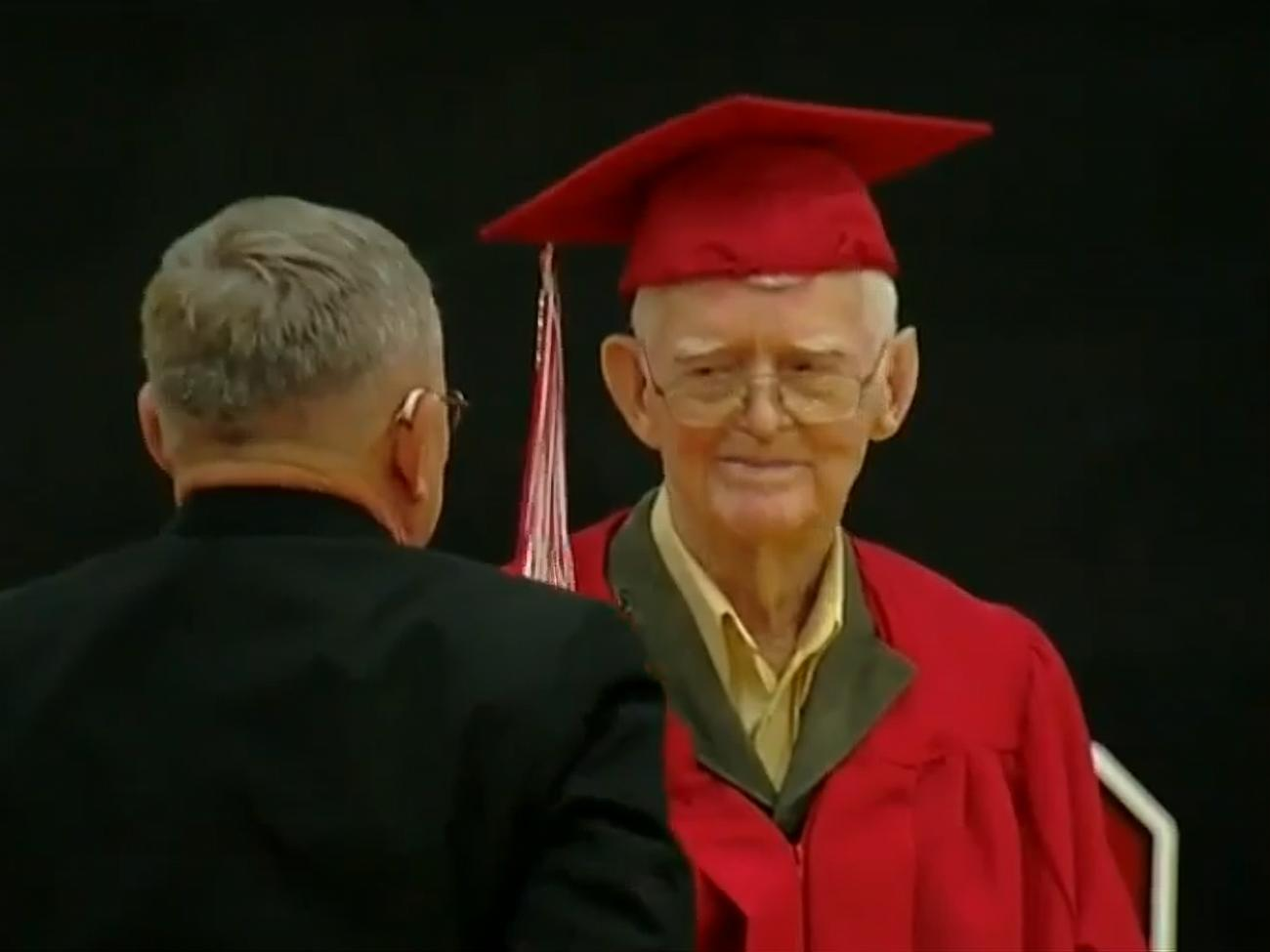 Капрал армии США Льюи Шоу в 95 лет получил диплом об окончании средней школы