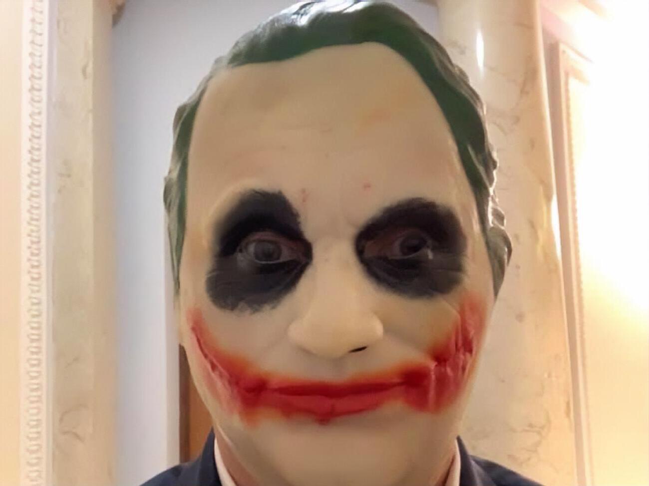 Кива сказал, что принес маску в Раду в знак борьбы с давлением на свободу слова