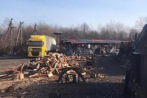 Під час обшуків СБУ вилучила автомобілі й незаконну продукцію