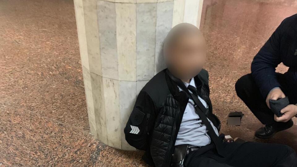 Во время личного осмотра вещей у полицейского изъяли вещество, похожее на психотропное средство, сообщили в ГБР