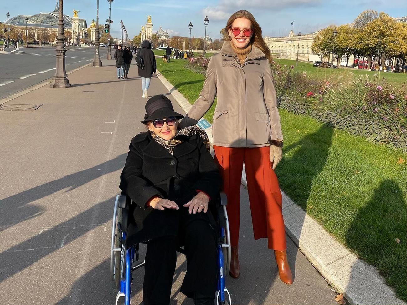 Водянова: Із&nbsp;90-річчям, моя дорога бабунечко!