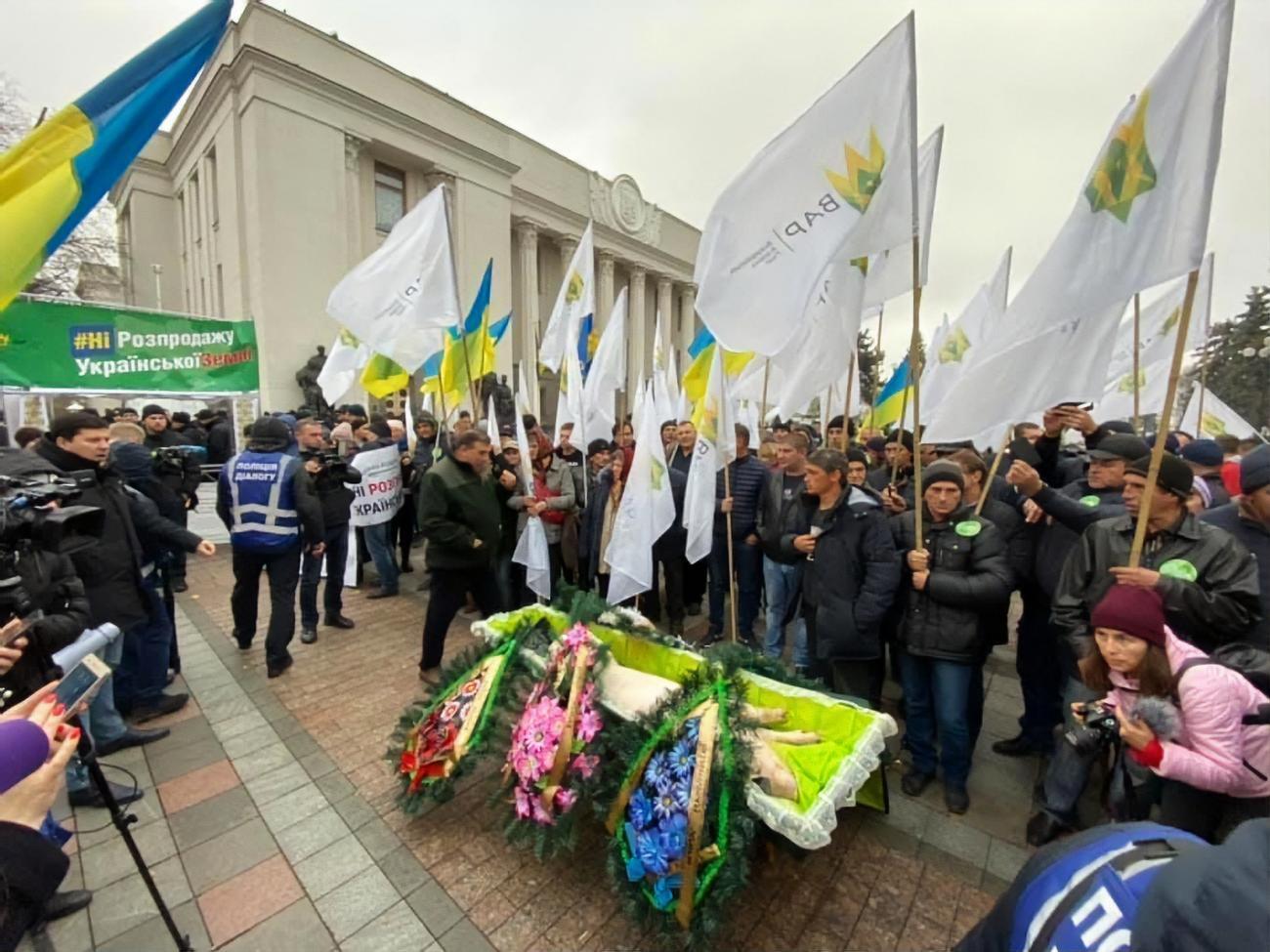 Протестувальники організували символічний похорон свині