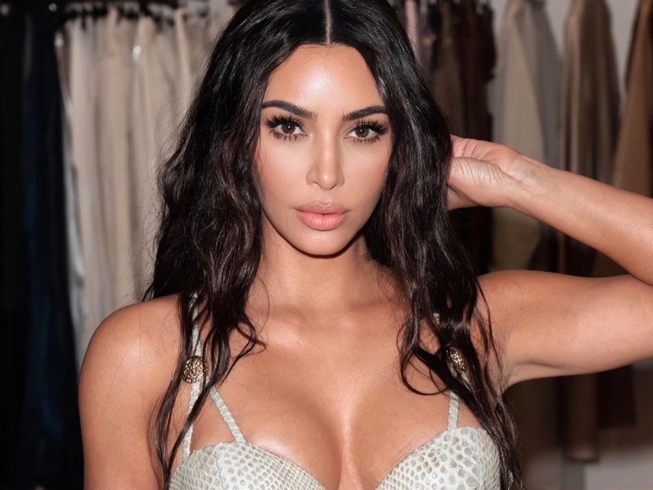 Кім Кардаш'ян випустила парфуми до зимових свят