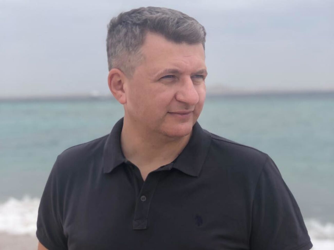 Никто работать на земле не хочет, села стоят пустые, миллионы сбежали за границу. Зато сумасшедшие бабки против рынка земли