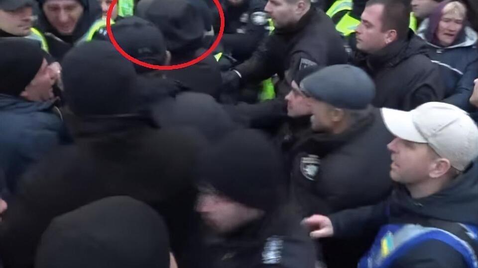 Беленюку кричали "Ганьба" під парламентом