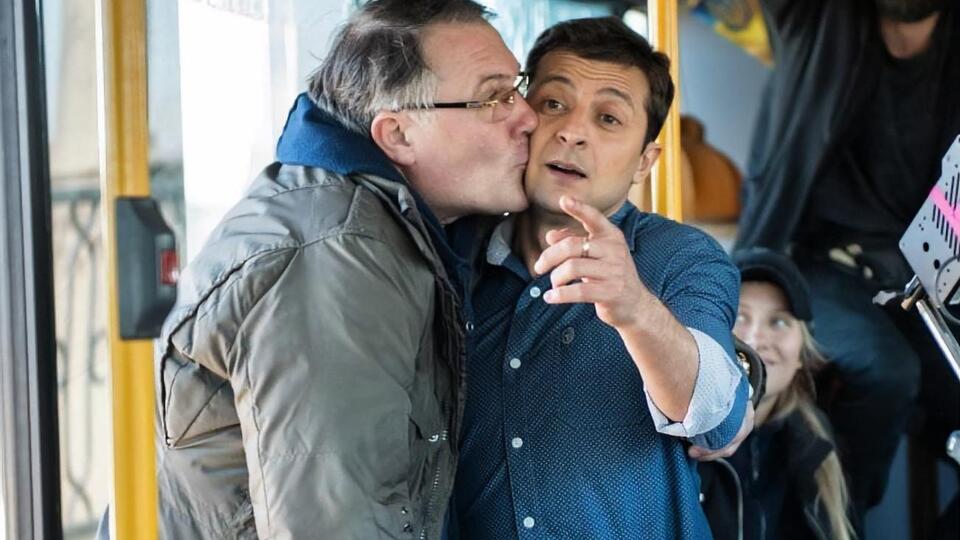 Кирющенко (на фото зліва) знімав у своєму серіалі Зеленського