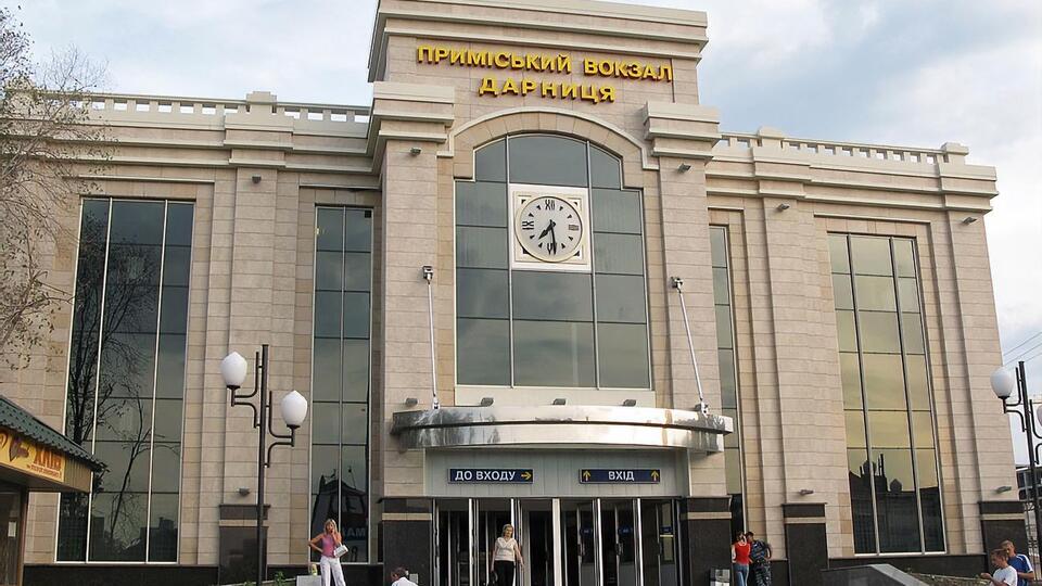 Первая очередь строительства пассажирского вокзального комплекса на станции Дарница в Киеве была завершена в январе 2007 года