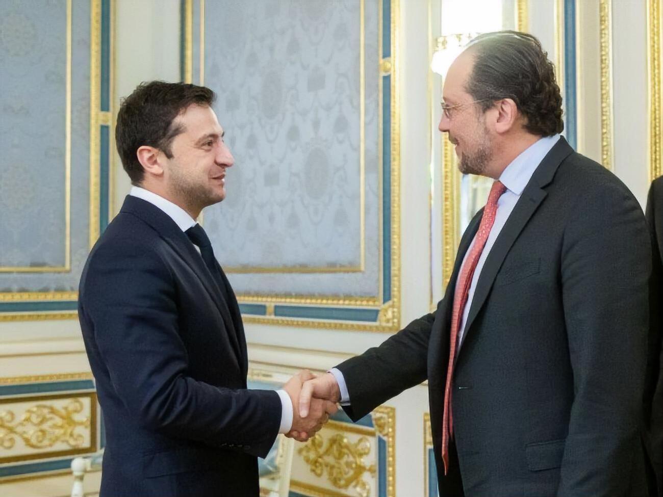 Зеленский (на фото слева) встретился с австрийским министром в Киеве