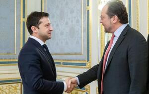 Зеленский (на фото слева) встретился с австрийским министром в Киеве