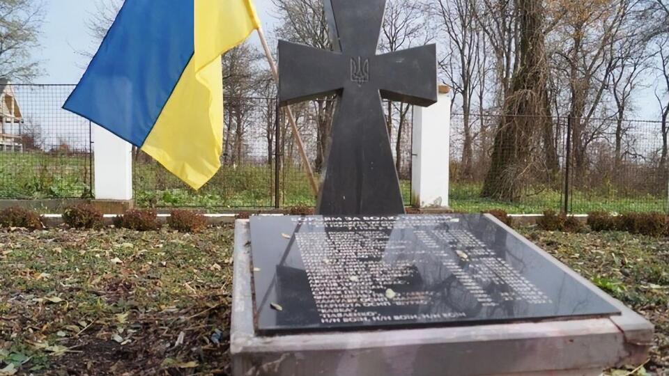 Фарбу на могилах уже зчистили