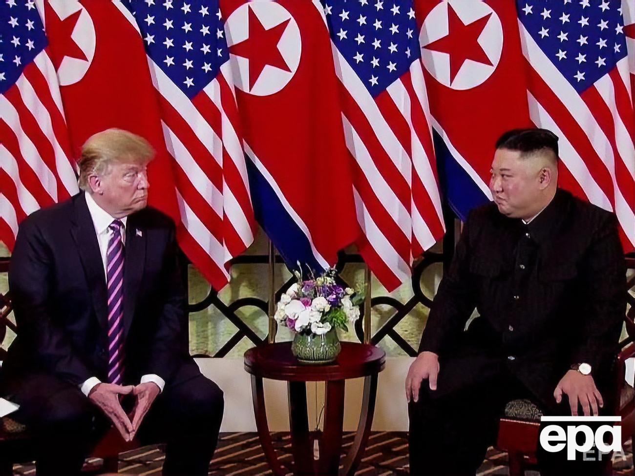 В 2018 году Трамп и Ким Чен Ын подписали ядерное соглашение в Сингапуре, в котором КНДР подтвердила приверженность полной денуклеаризации Корейского полуострова