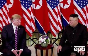 В 2018 году Трамп и Ким Чен Ын подписали ядерное соглашение в Сингапуре, в котором КНДР подтвердила приверженность полной денуклеаризации Корейского полуострова