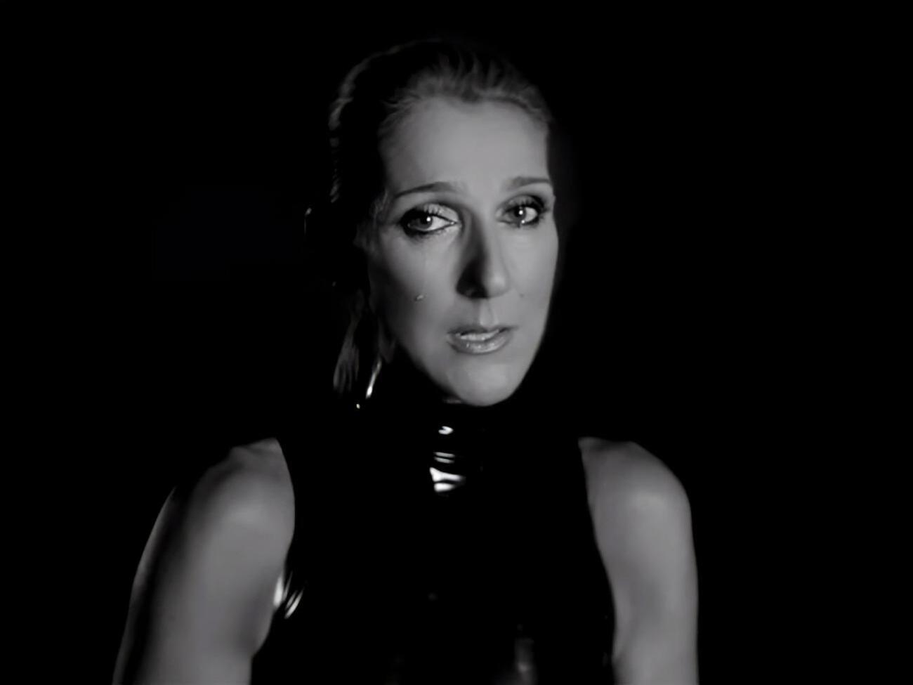 Дион появляется в кадре в облегающем черном платье из латекса