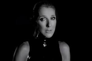 Дион появляется в кадре в облегающем черном платье из латекса