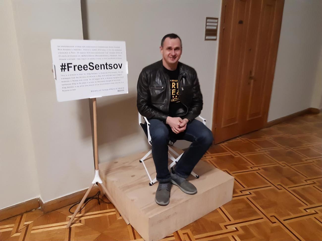 Сенцов: В Крым завозят из России чиновников, полицейских, военных, лояльных к Путину, и таким образом искусственно изменяют демографию