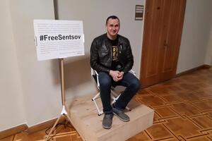 Сенцов: В Крым завозят из России чиновников, полицейских, военных, лояльных к Путину, и таким образом искусственно изменяют демографию