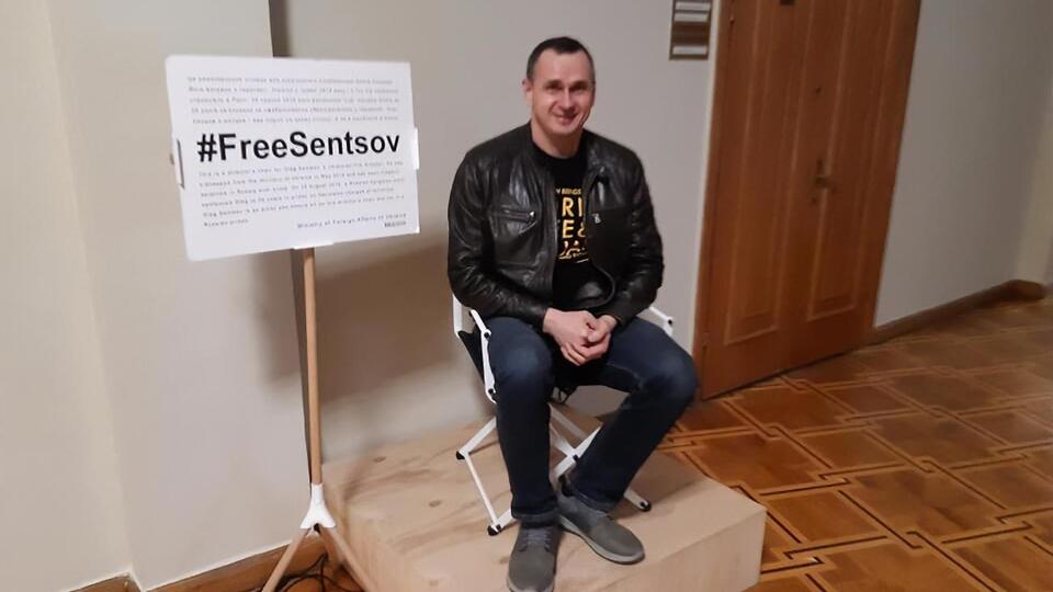 Сенцов: В Крым завозят из России чиновников, полицейских, военных, лояльных к Путину, и таким образом искусственно изменяют демографию