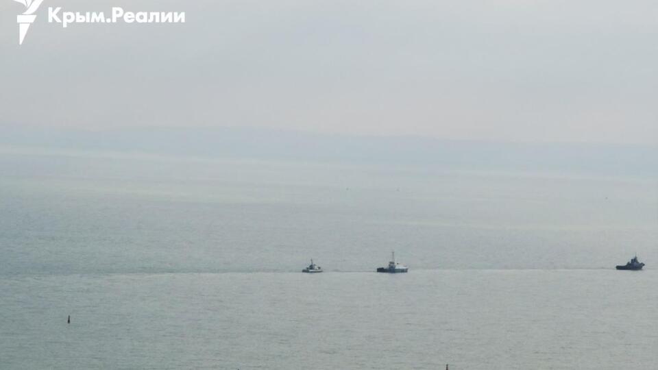 Назустріч захопленим українським кораблям вийшли інші кораблі українського військового флоту