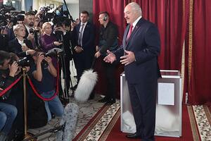 Лукашенко повідомив, що не буде триматися за своє крісло "посинілими пальцями"