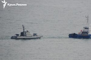 Кораблі супроводжує берегова охорона