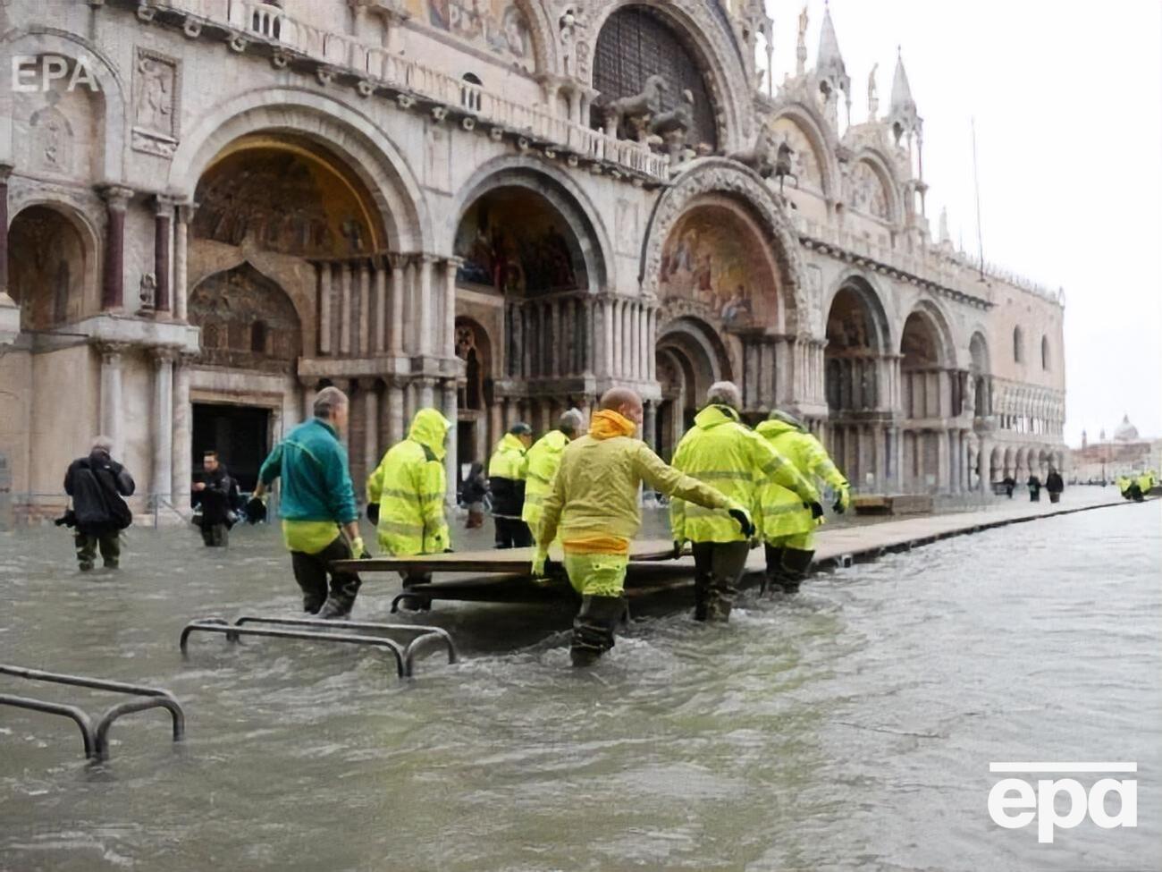 Вода в Венеции начала отступать